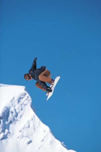 藍(lán)天雪山滑雪飛躍