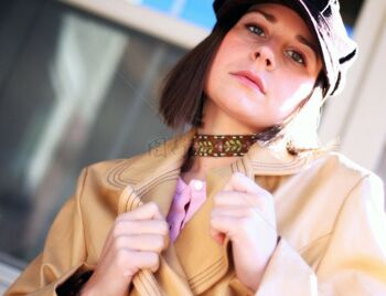 潮酷时尚穿皮衣戴帽子的短发美女